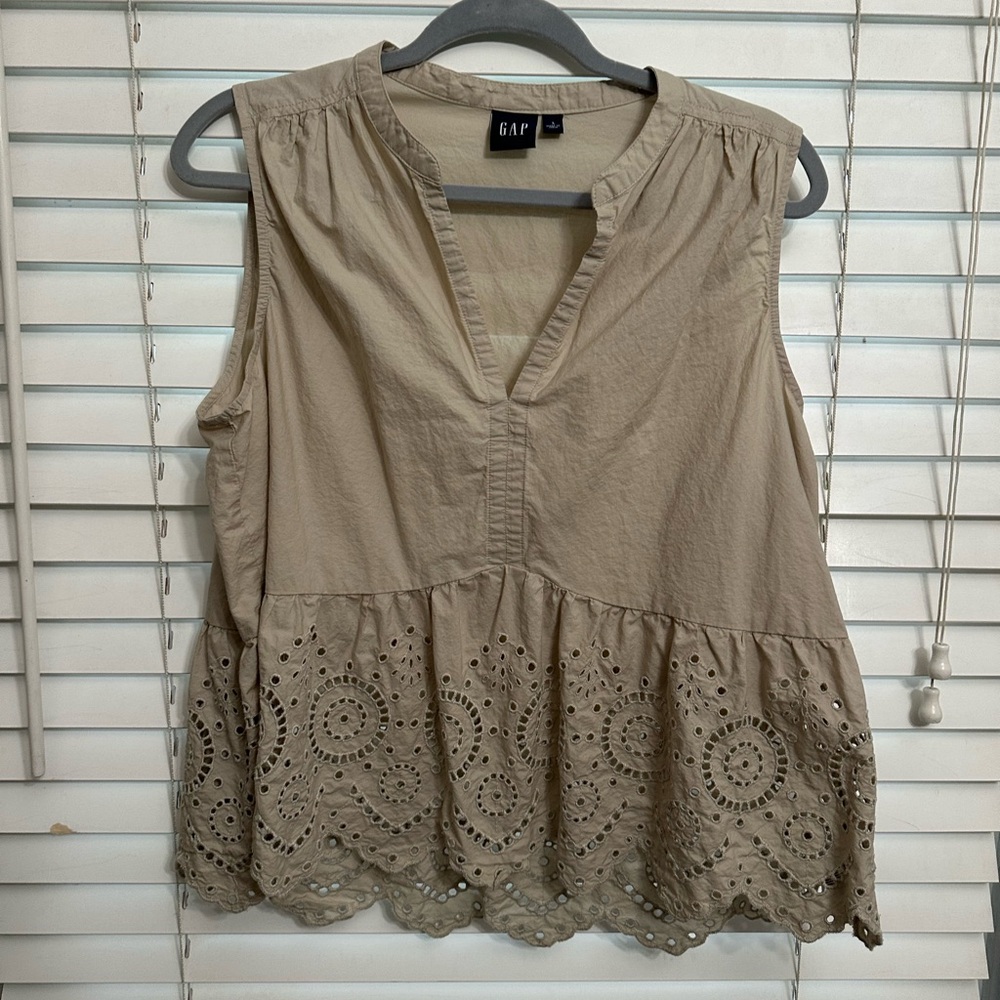 GAP Eyelet Peplum Tank, Size Large